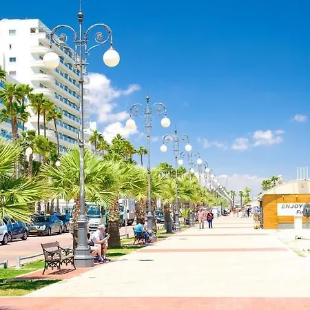1a & Business In The Center! Apartment Larnaca