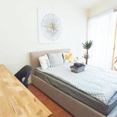 1a & Business In The Center! Apartment *