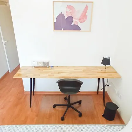 1a & Business In The Center! Apartment *